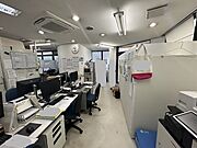 現在は事務所として利用、いくつかのパーテーションで区切っています