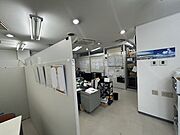 現在は事務所として利用、いくつかのパーテーションで区切っています
