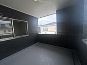 奥行きのある屋根付きバルコニーです