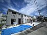 2方向の道と接道する南向きの住戸です