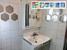 洗面台（画像加工済。現況は現地にてご確認ください。）