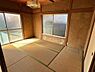 その他：【和室】南向きの大きな窓からたっぷりと陽光が降り注ぐ明るいお部屋です。日当たりが良いので日中は照明なしでも心地よく過ごせ、冬場も暖かく快適。
