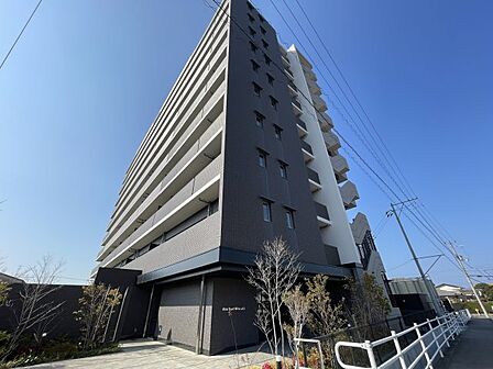 重厚感と高級感を兼ね備えた10階建てのフォルム。バルコニーのガラス手摺が空を映し出し、スタイリッシュな印象を与えます。セキュリティラインが明確で、住まう人の安全と安心を守る堅牢な外観デザインです。