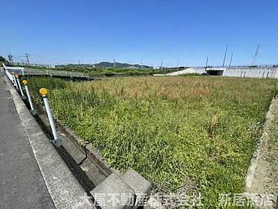外観:前面道路との接続状況や周辺環境との位置バランスが確認でき、事業用拠点としてのアクセス性や日当たりの良さを具体的に確認できます 外観:前面道路との接続状況や周辺環境との位置バランスが確認でき、事業用拠点としてのアクセス性や日当たりの良さを具体的に確認できます