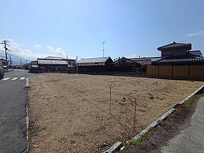 外観：土地100坪以上の広い敷地と更地渡しが魅力の角地で、のびのびとした自由設計の住まいを計画できます