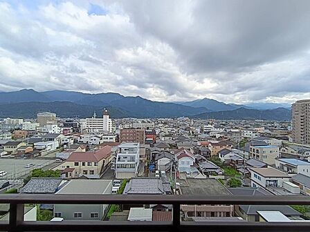 目の前に高い建物がなく、開放感のある眺望を楽しめます。四季折々の景色や街の様子を感じながら、落ち着いた時間を過ごせるるのも魅力です!