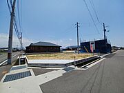 分譲地入り口。左の道をまっすぐ進むと垂水小学校です