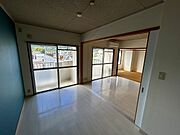 バルコニー側洋室