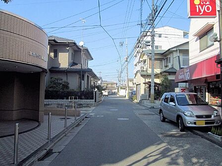 明るい光が差し込む、穏やかで落ち着いた雰囲気の広がる住宅街