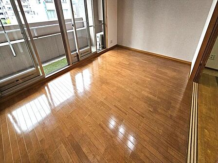 大きな窓から光が広がる、心地よくリラックスできるお部屋。