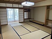 社長室（応接室）の横に隣接する和室10畳に60坪のお庭に面しています。