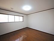 洋室8帖　フローリングのお部屋です
