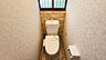 窓のある独立トイレも新調済み。
