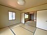 室内：2階にある約6帖の和室です♪二間続きで襖を開け放てば開放感たっぷりの広間として使えます♪