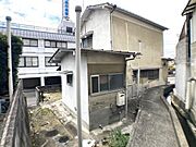 東側より撮影。こちらには農道・水路があり、建物が隣接しておりません。朝日の当たりやすい立地条件となっております♪