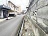 外観：西側道路と土地との間には水路があります。再建築の際には架橋申請等が必要となる場合があります。