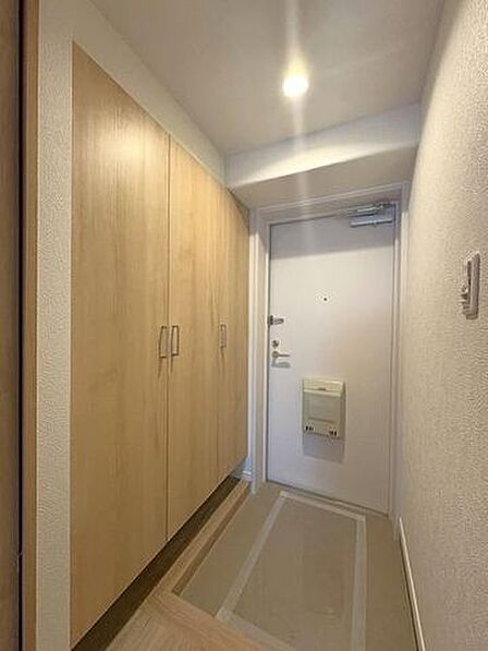 玄関には家族の靴を収納できるクローゼットがついております♪扉を閉めるとスッキリとした空間へ♪