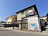 外観：敷地内駐車4台可♪カーポートは2台分あり！急な来客でも安心ですね♪前面道路は東側で幅約4.7mあります♪