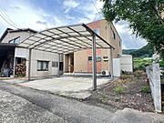 閑静な住宅地にあるお家です♪前面道路は車どおりが少なく、運転が苦手な方でも落ち着いて駐車ができそうです♪