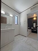 松山市内の銀行でしたら、どちらも提携しておりますので、お客様の支払い方や借り入れ状況に応じて、一番合ったご提案をさせていただきます♪
