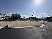南西角地で日当たり良好！道路幅も各4ｍ以上あり、車1台十分に通行できる広さです♪