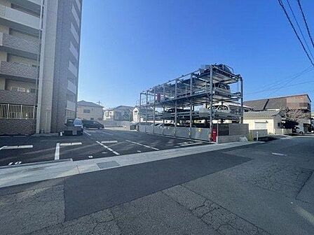 フジ藤原店まで約230m。敷地内に100円ショップや家電量販店、銀行が揃い、日常の用事が一箇所で完結する利便性が魅力です。