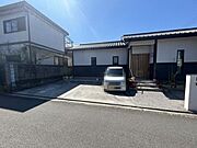 敷地内駐車3台可♪舗装もされておりますので、雨の日の泥はねも軽減されるのが嬉しいですね♪