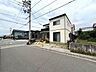 外観：前面道路幅は約6ｍ♪ゆったりしているので、車の行き来や駐車の際も落ち着いてしやすいですね♪