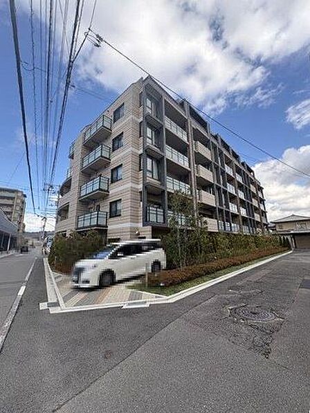 スーパーまで徒歩約1分♪中心地や道後方面へのアクセス良好な立地です♪