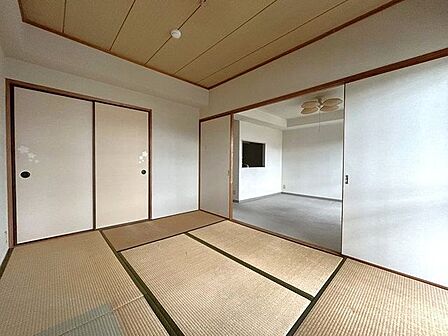 LDKの隣にあります、和室です♪押入れもあるので、布団や座布団などの収納もしやすく来客用にも便利なお部屋です♪