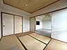 室内：LDKの隣にあります、和室です♪押入れもあるので、布団や座布団などの収納もしやすく来客用にも便利なお部屋です♪