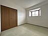 室内：洋室は2部屋ございます♪どちらの部屋も収納スペースがあり、より広く部屋を使いやすくなっております♪