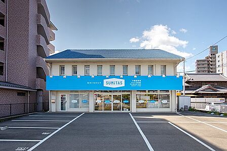 ガラス張りの明るい店内 トイザらスさんの斜め向かいにございます。気軽にお立ち寄り下さい♪