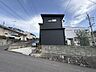 外観：閑静な住宅街にございます♪前面道路は西側で幅約6mあります♪ゆったりして車の行き来もしやすいですね♪