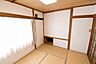 室内：キッチン隣接の便利な和室。お子様のプレイルームにも利用出来ます。※現地の撮影写真を基にCG加工編集済