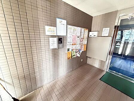 エントランスはオートロックで、部外者の侵入を防ぎます。防犯カメラも設置されており安心の住まい。