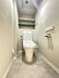 トイレ：【トイレ】新品交換された温水洗浄便座付きのトイレ空間。明るく清潔感あふれる空間に仕上がっています。