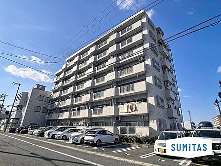 角地に立地しているため、開放感のある佇まい♪