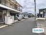 外観：前面道路は約4．0ｍ。交通量の少ない前面道路ですのでお子様連れのご家族でも安心して生活いただけます。