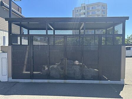 風や鳥害を防ぐしっかりとした屋根・網付きのゴミステーション。敷地内で衛生的に管理されています。