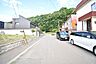 外観：通りの奥に豊かな緑を望む静かな前面道路。交通量が少なめで落ち着いた住環境です。