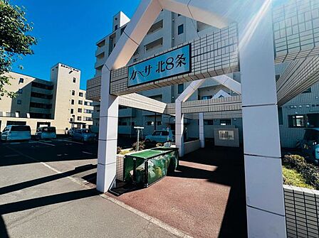 【外観】特徴的なゲートが住まう人を迎えるエントランスアプローチ。