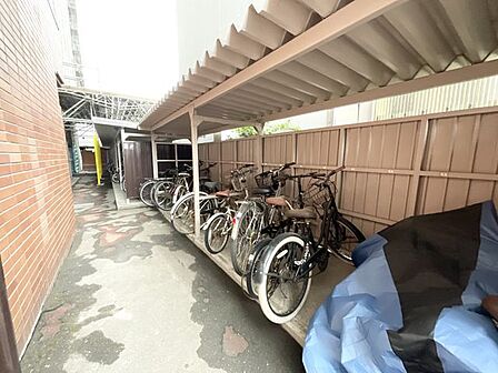 【駐輪場】屋根付きの駐輪スペースを備え、自転車を雨や雪から守りやすいのが嬉しいポイント。