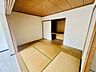 室内：【和室】リビングに隣接する約6帖和室。