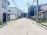 外観：【現地写真】建築条件なしでお好きな建築が可能。周囲にはコンビニや病院、小学校が揃う整形地です。