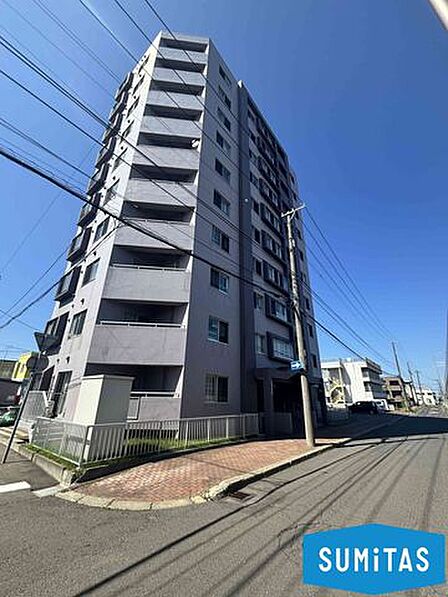 【外観】青空に映えるスタイリッシュで落ち着いた佇まいが魅力的なマンション外観。