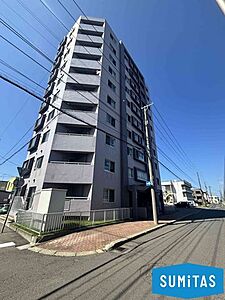 外観:【外観】青空に映えるスタイリッシュで落ち着いた佇まいが魅力的なマンション外観。 外観:【外観】青空に映えるスタイリッシュで落ち着いた佇まいが魅力的なマンション外観。
