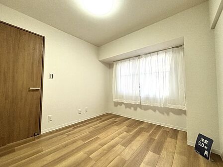 【洋室】心地よい明るさが広がるプライベートルームです。
