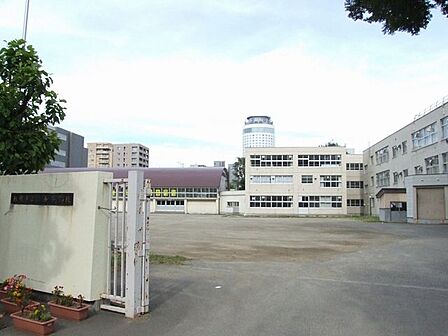 札幌市立二条小学校 1061m