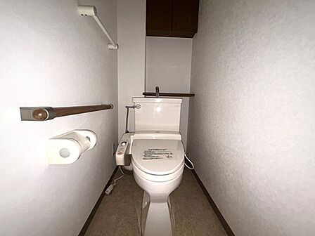 【トイレ】温水洗浄便座付きで毎日快適!上部にはトイレットペーパー等を収納できる棚を完備。